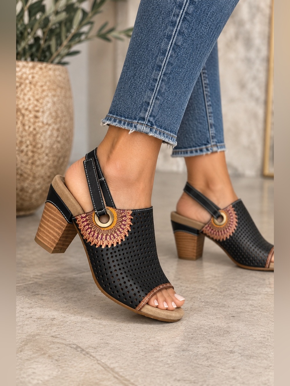 L’Artiste Millie Sandals Sz 40 B Black Leather Perforated Block Heel